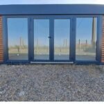 Module Préfabriqué de 13 m² – Bardage Bois, Toit Plat et Façade Vitrée