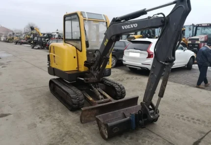 VOLVO EC30/282 + 3 GODETS 2006 – Mini Pelle – 3T (Non destinée au transport de passagers)