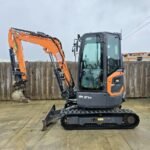 Doosan DX27Z–7 + 3 GODETS – Mini Pelle 2,7T