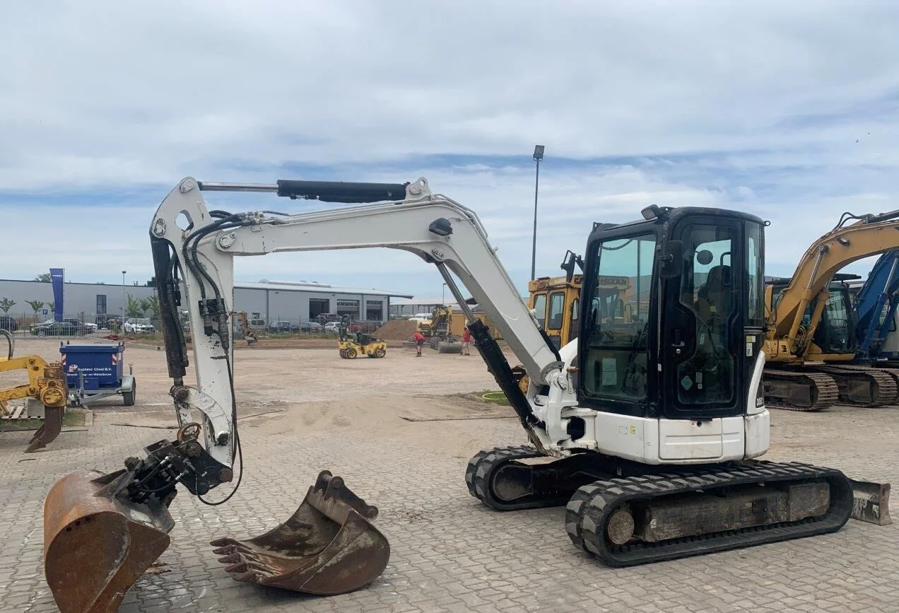 ko2-5.webp Mini pelle Caterpillar 305C CR + 3 Godets / 2010 | 5,15T | Équipement de chantier professionnel – Image 1