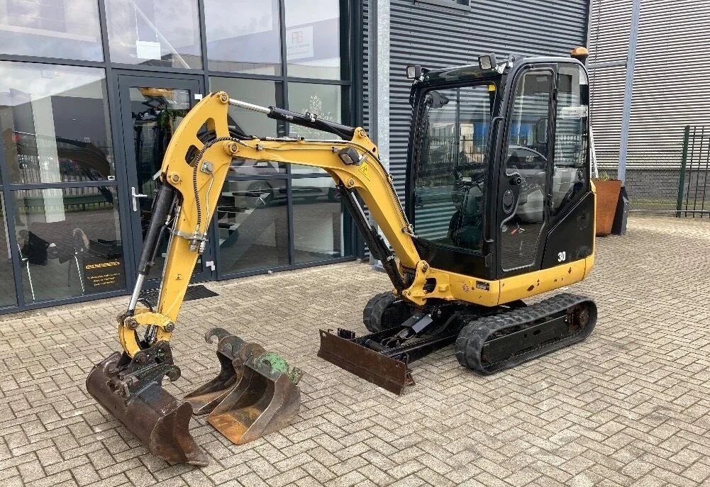 v14-4.jpg CATERPILLAR 301.7 D + 4 GODETS – Mini Pelle 1,7 T – Image 1
